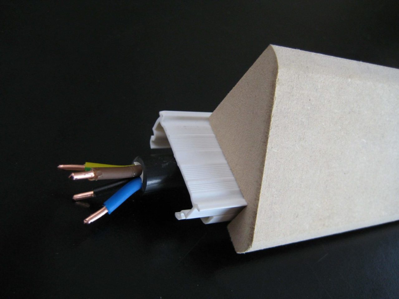 baguette d'angle électrique cache goulotte
