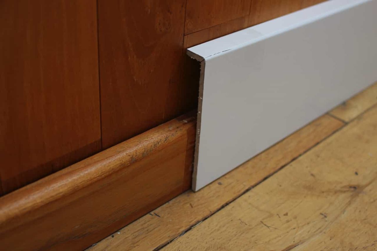 Surplinthe blanche de rénovation 20 x 119 mm