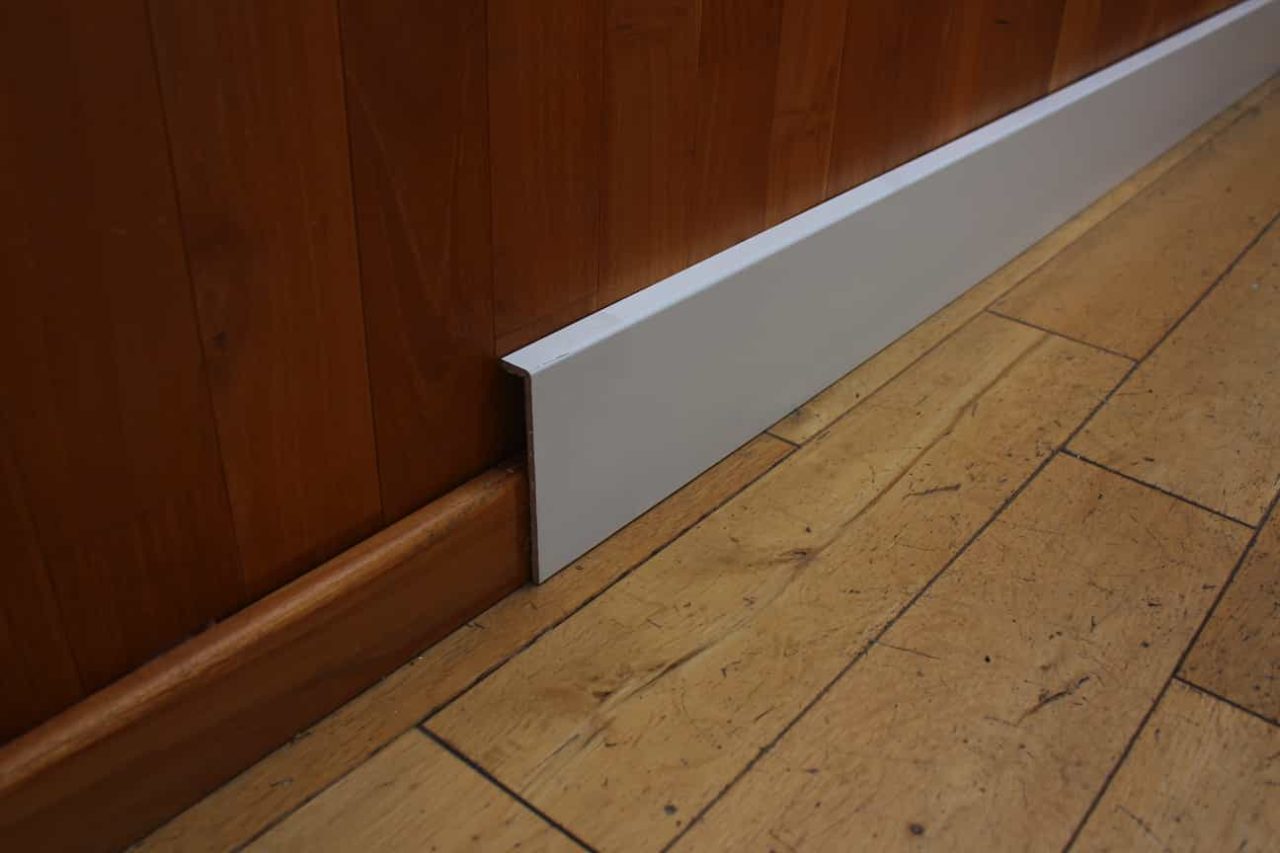 Surplinthe blanche de rénovation 20 x 119 mm