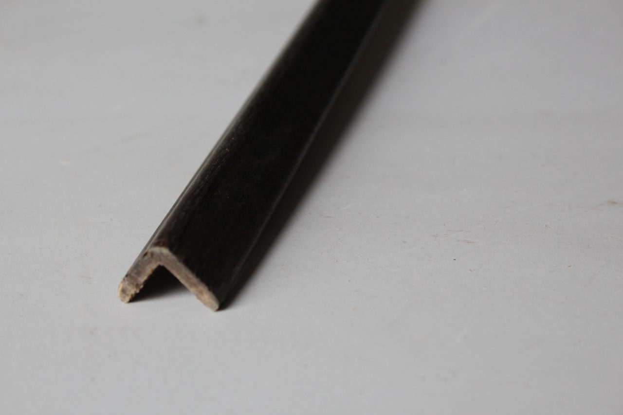 baguette d'angle teinte wengé