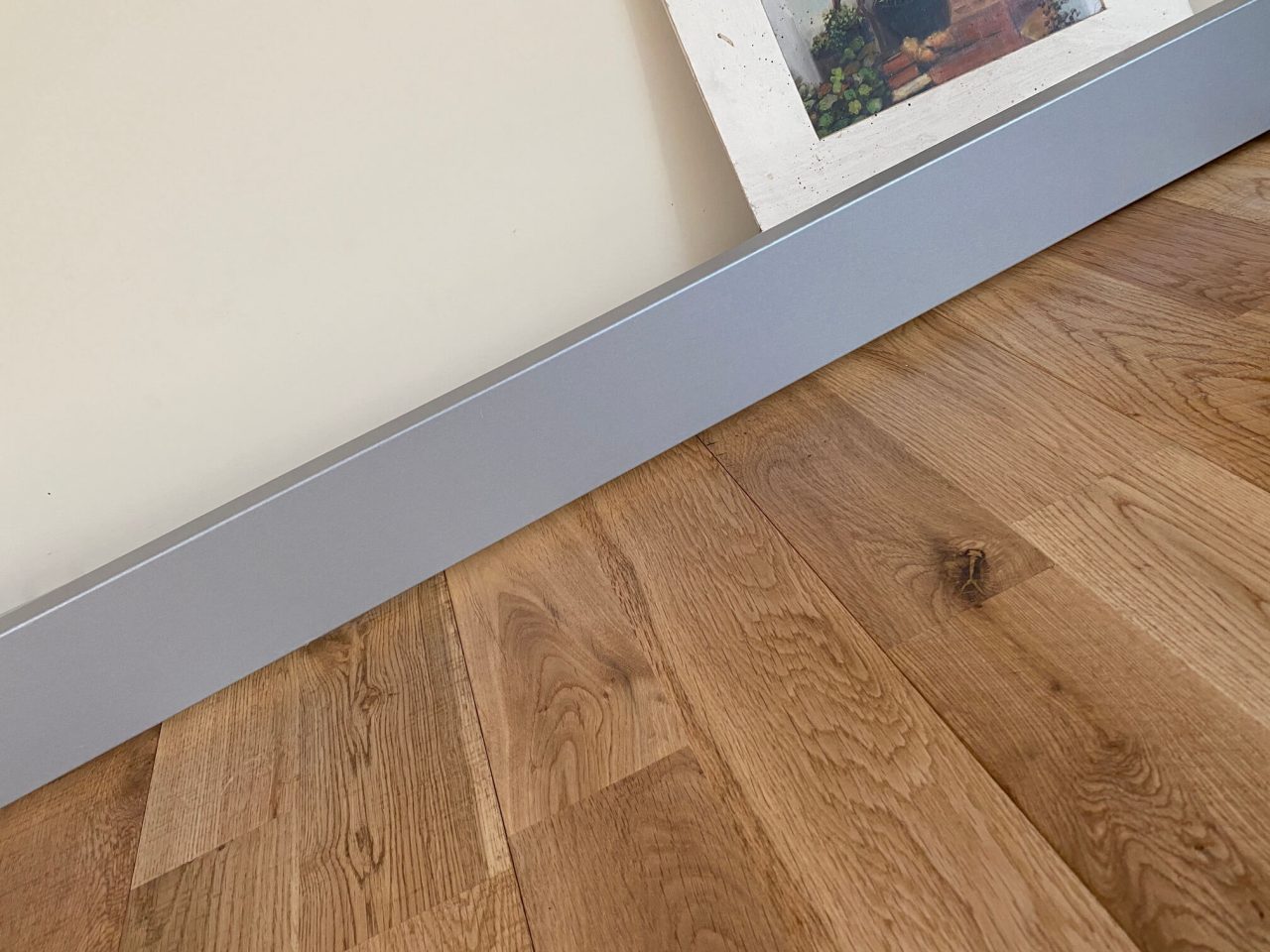 surplinthe grise avec parquet coloris naturel