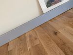 surplinthe grise avec parquet coloris naturel
