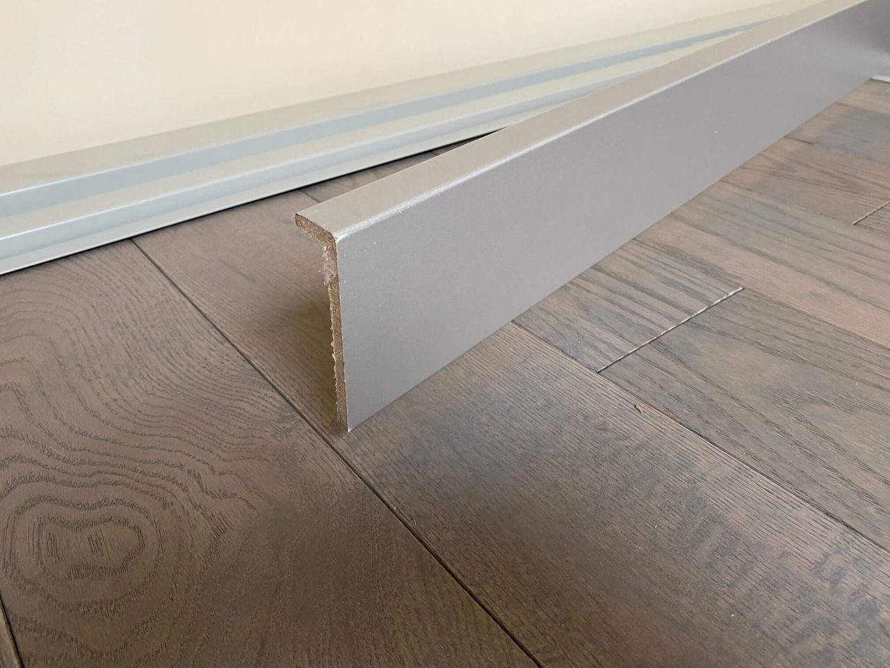 surplinthe grise décor aluminium