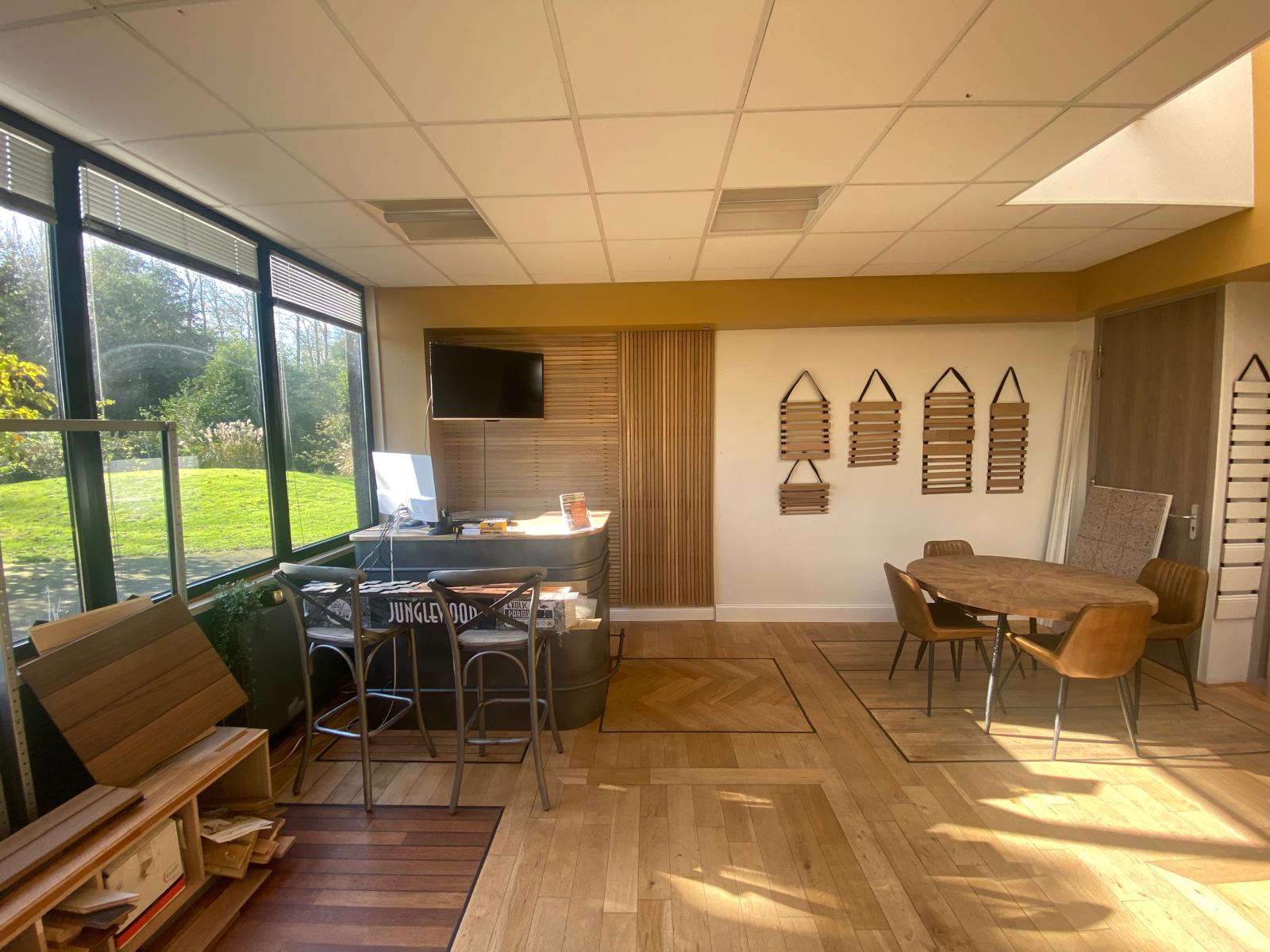 Échantillons de parquets et terrasses exposés au showroom
